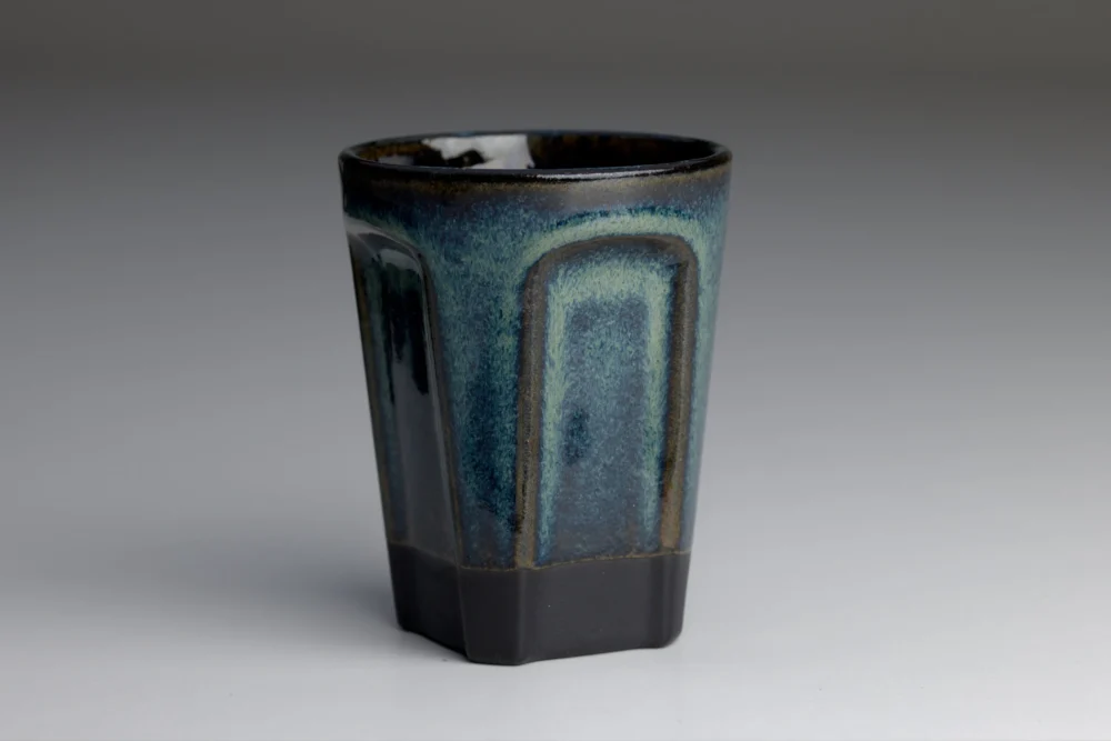 Blauwe keramische mok met unieke glazuur.