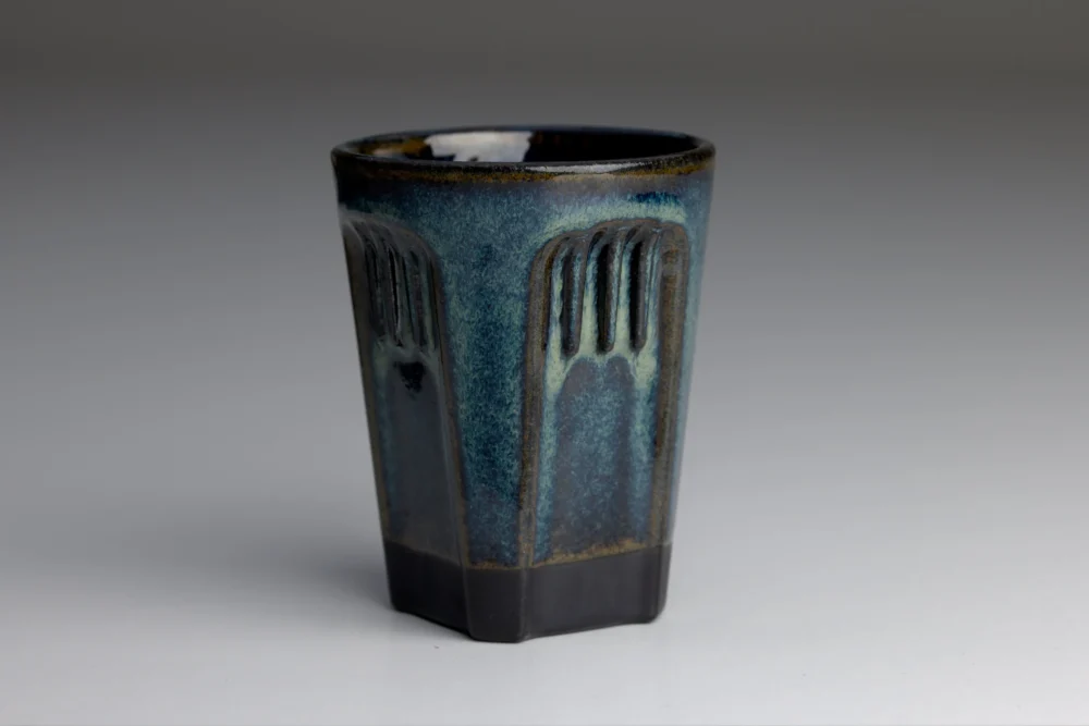 Blauwgroene keramische mok met decoratief patroon