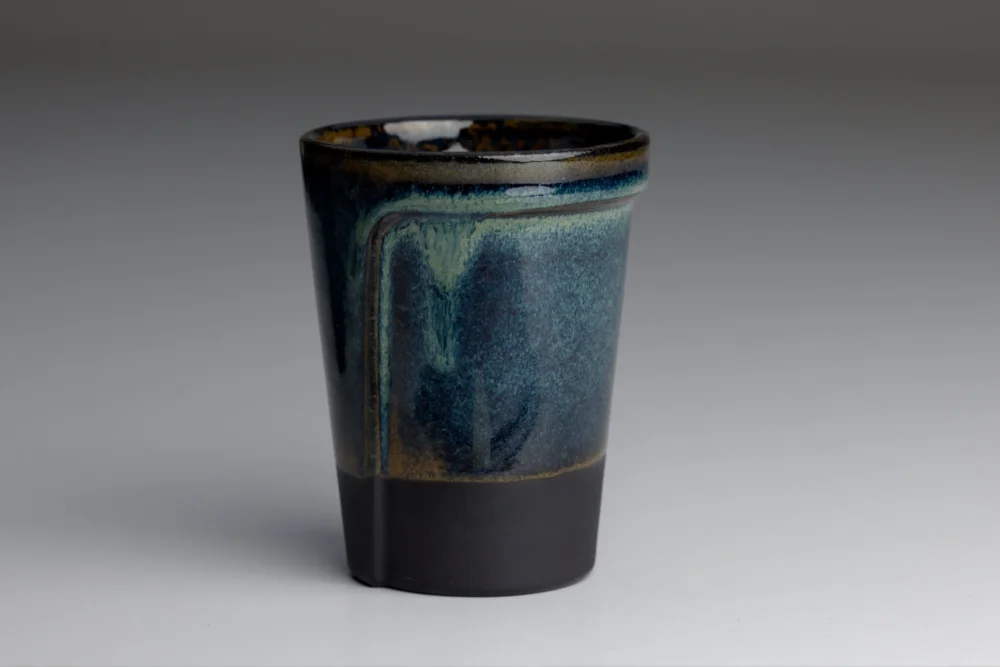 Keramische beker met blauwe glazuur