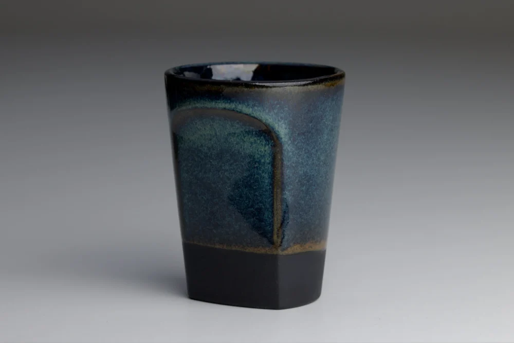 Keramische beker met blauwe tinten