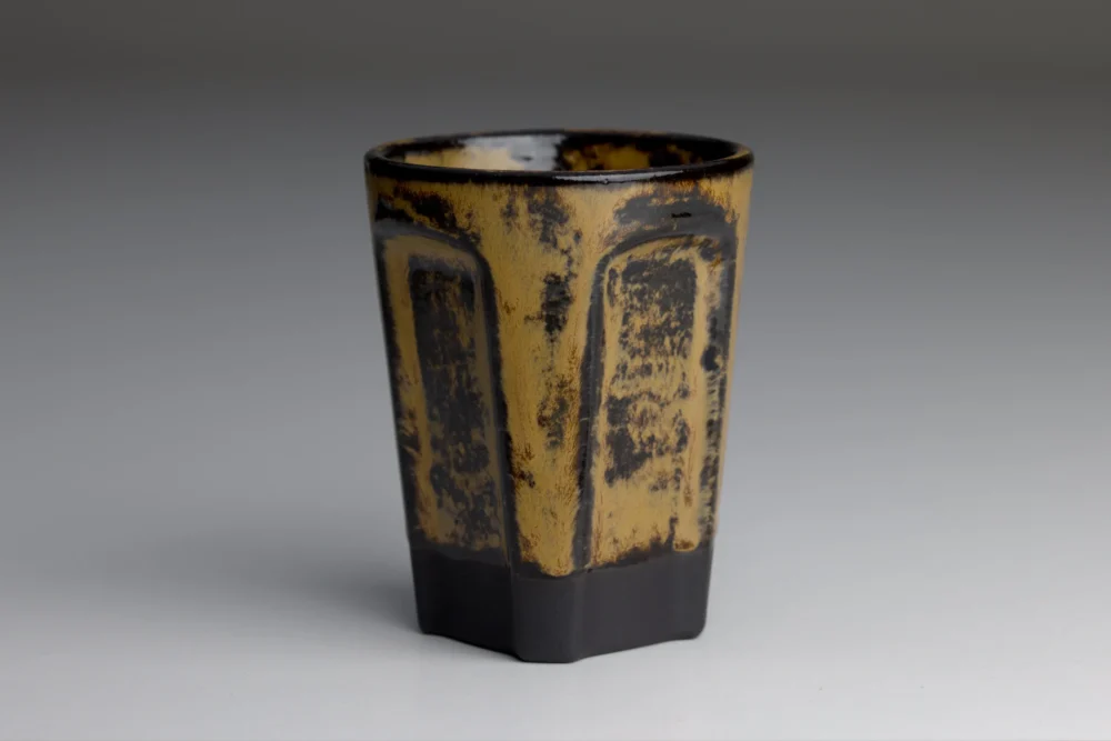 Keramische beker met gele en zwarte tinten