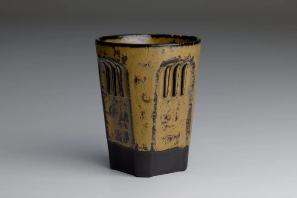 Geometrische bruine keramische beker