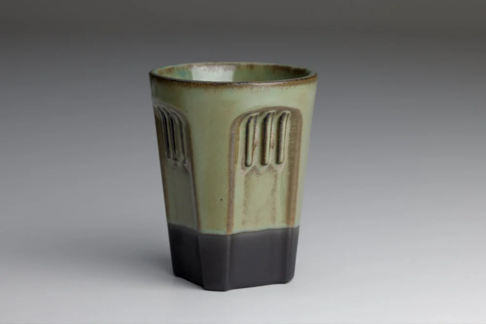 Groene keramische beker met patroon