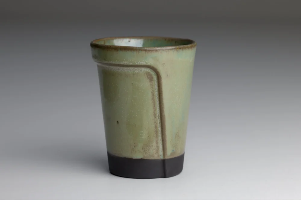 Keramische kop met groene glazuur