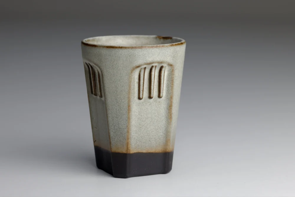 Grijze keramische mok met ingegraveerd patroon