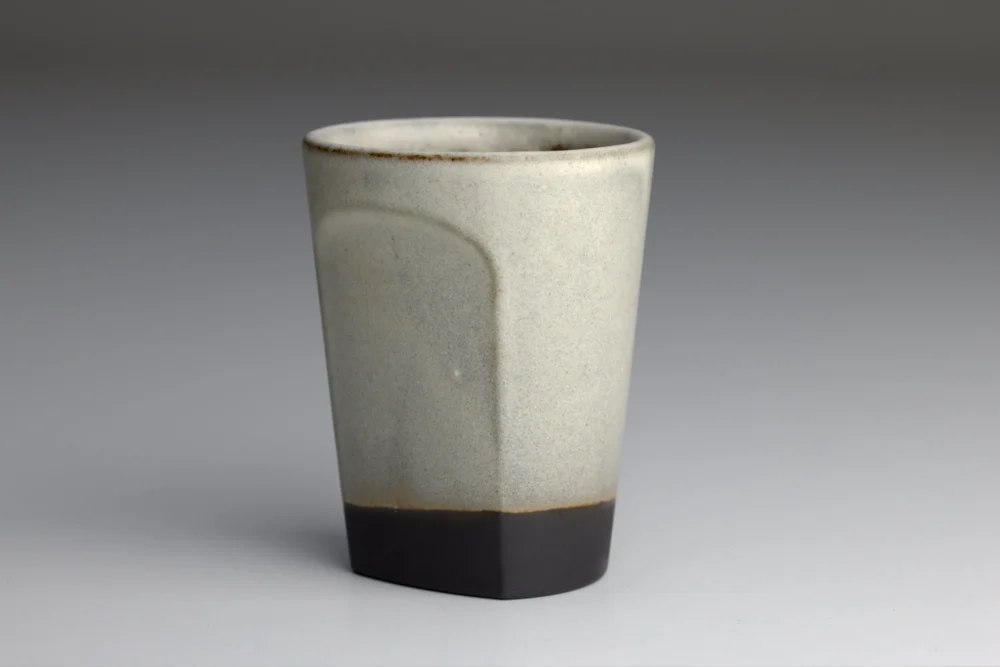 Minimalistisch grijs keramische beker