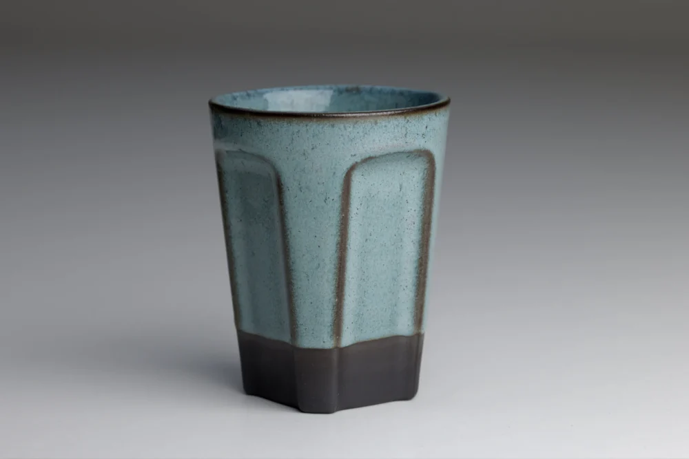 Blauwe keramische mok met donkere basis