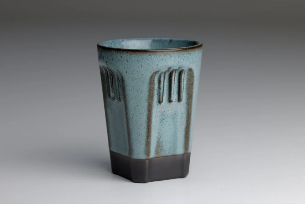 Blauwgroene keramische beker met ribbels