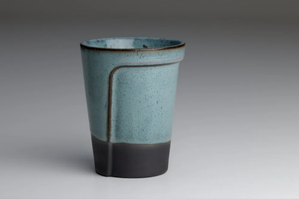 Moderne keramische beker met blauw en grijs design