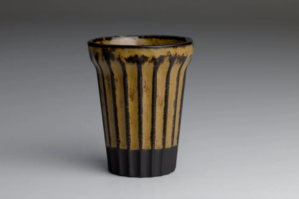 Gestreept keramisch potje met een taps ontwerp