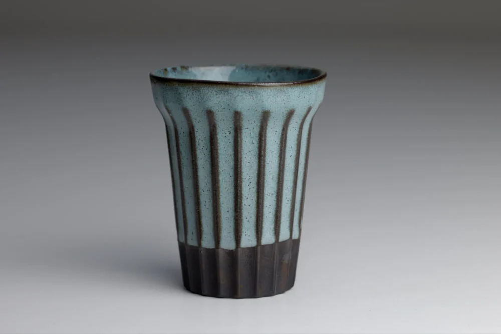 Blauwe keramische mok met verticale lijnen